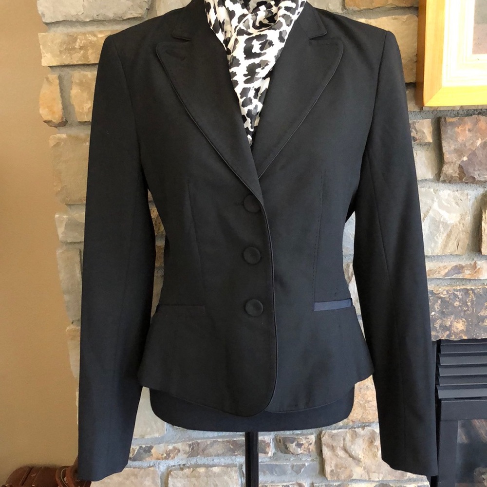 THE LIMITED BLACK FITTED BLAZER…classy! 🌸 6, EUC!